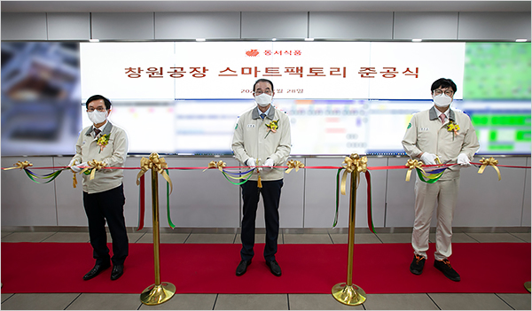 28일 경상남도 창원시의 동서식품 경남 창원공장에서 열린 스마트팩토리 준공식에서 동서식품 주요 임원들이 테이프 커팅을 하고 있다. 왼쪽부터 동서식품 송만호 제조 부사장, 동서식품 이광복 사장, 동서식품 창원공장 원동한 공장장. (사진=동서식품)