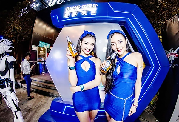 오비맥주가 ODM 방식으로 제조해 홍콩으로 수출하는 블루걸은 15년 연속 홍콩 맥주 시장 점유율 1위를 달성하고 있다. 사진은 홍콩 현지에서 블루걸 맥주 프로모션이 진행 중인 모습.