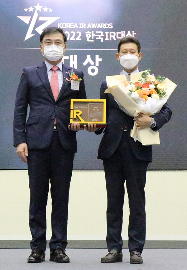 CJ프레시웨이가 '2022 한국IR대상'에서 대상을 수상했다. 22일 정성필 CJ프레시웨이 대표(오른쪽)가 서울 여의도에 위치한 한국거래소 서울 사무소에서 열린 시상식에서 손병두 한국거래소 이사장과 기념촬영을 하고 있다.(사진=CJ프레시웨이)