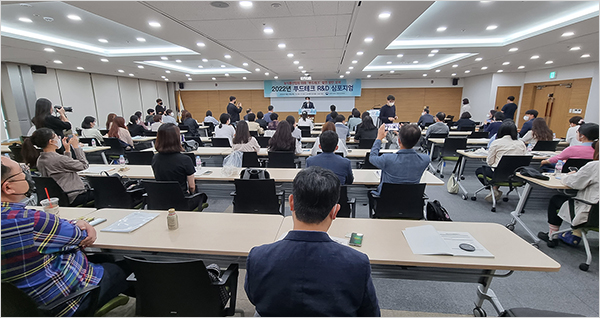 △22일 국립농업과학원이 주최한 ‘푸드테크 R&D 심포지엄’에서 전문가들은 국내 약 600조 원, 전 세계 약 4경 원에 해당하는 거대한 푸드테크 시장으로의 진입을 위해 푸드테크 유니콘 기업과 인재를 양성할 수 있는 정부 및 학계의 지원, 투자자의 역할이 필수적이라고 입을 모았다.