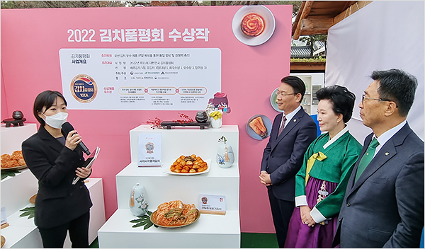 (사진 오른쪽 가운데부터)김인중 농식품부 차관, 김치협회 이하연 협회장, 김춘진 aT 사장이 김치품평회 수상작들에 대한 설명을 듣고 있다. (사진=식품음료신문)
