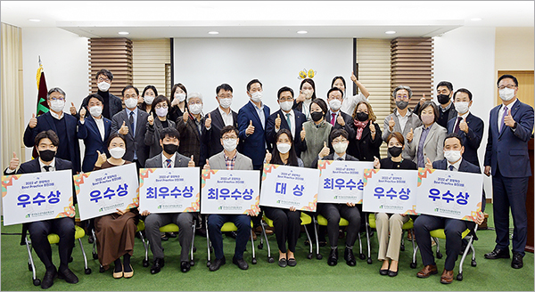 aT는 지난달 24일 나주 본사에서 ‘2022년 경영혁신 BP(Best Practice) 경진대회’를 열고 한 해 동안 추진한 국민 체감형 경영혁신 우수성과를 발굴하고 전사적으로 공유하는 자리를 가졌다. 사진은 본사, 사업소, 지역본부, 해외지사에서 제출한 혁신사례 88건 중 1·2차 내외부 전문가 평가를 거쳐 결선에 진출한 8건을 수상자들이 기념포즈를 취하고 있다.(제공=aT)