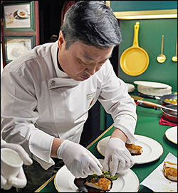 남대현 명장이 쉐푸드의 ‘블렌딩 카레’ ‘등심 통돈까스’ 등을 사용해 요리를 만들고 있다.(제공=롯데제과)