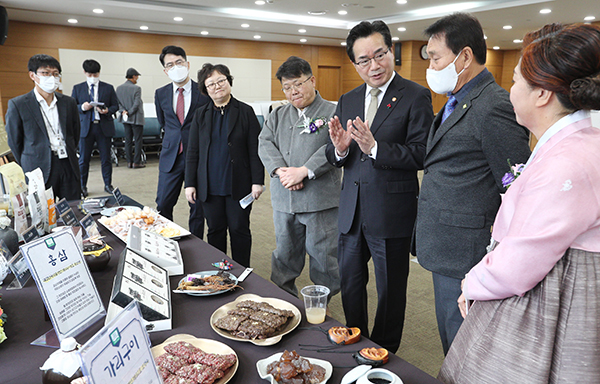 정황근 장관(가운데)이 신규로 지정된 명인들의 전통식품을 둘러보고 있다.(제공=농식품부)