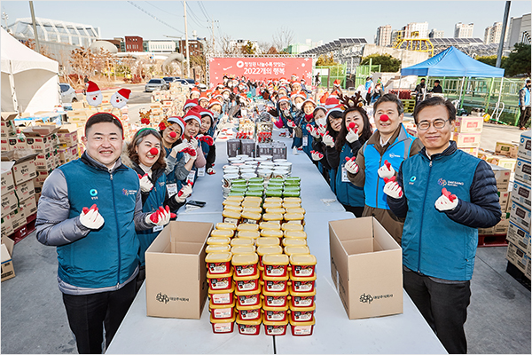 '청정원 나눌수록 맛있는 2022개의 행복' 행사에서 청정원봉사단이 나눔박스 제작 전 기념촬영을 하고 있다. 나눔박스는 청정원 순창 고추장, 파스타 소스, 카레여왕 등 청정원 제품 25종이 담겼다.(사진=대상)