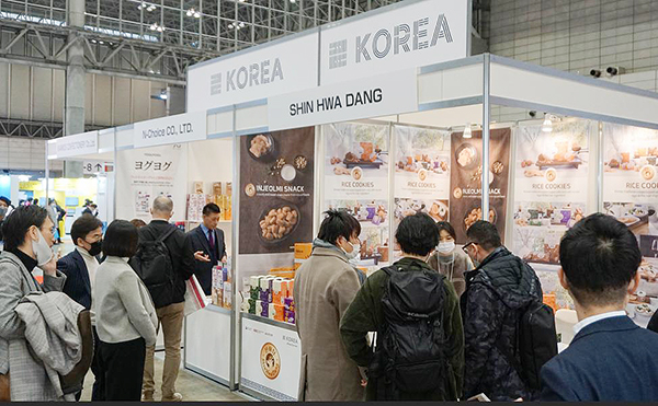 쌀과자, 누룽지, 떡볶이, 떡국 등 K-쌀가공식품을 대거 선보인 한국관에 현지 바이어들이 큰 관심을 보이고 있다.(제공=한국쌀가공식품협회)
