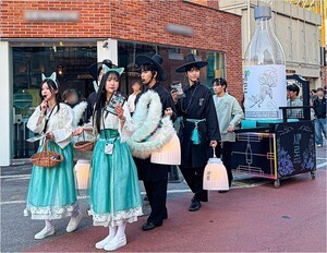 “저승까지 반한 새로”…롯데칠성음료, 도심서 이색 거리 행진 캠페인 전개